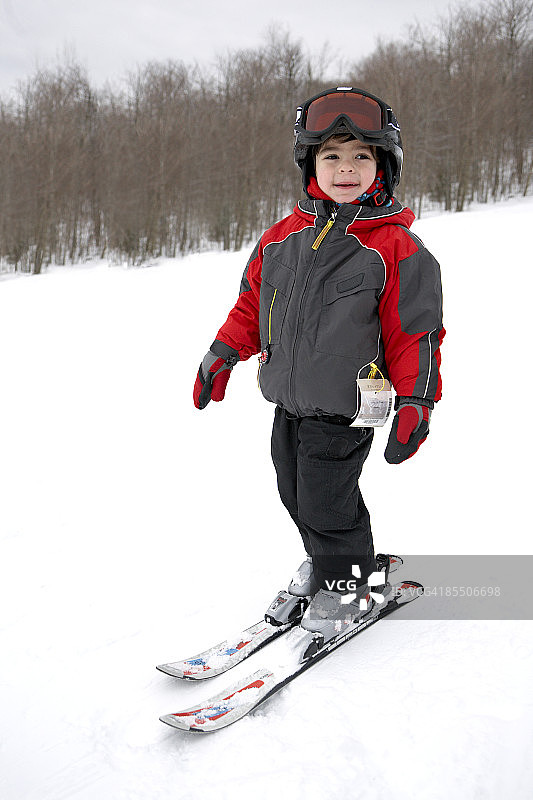 学习滑雪的小男孩图片素材