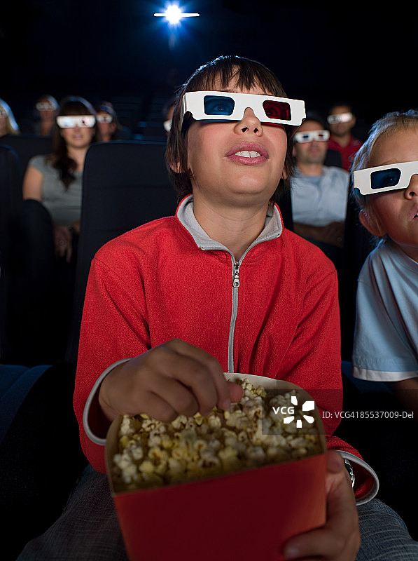 男孩观看3D电影图片素材
