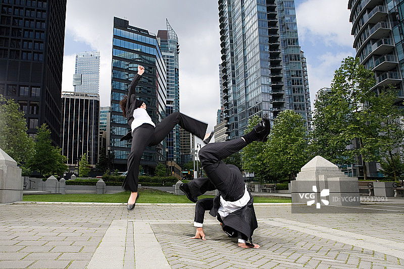 商务人士练习卡波耶拉图片素材