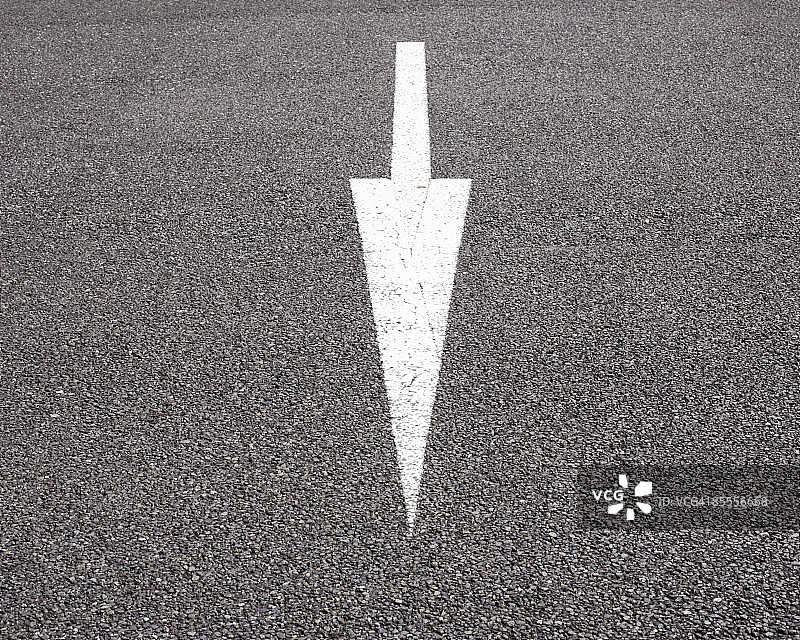 地面上的白色大箭头图片素材