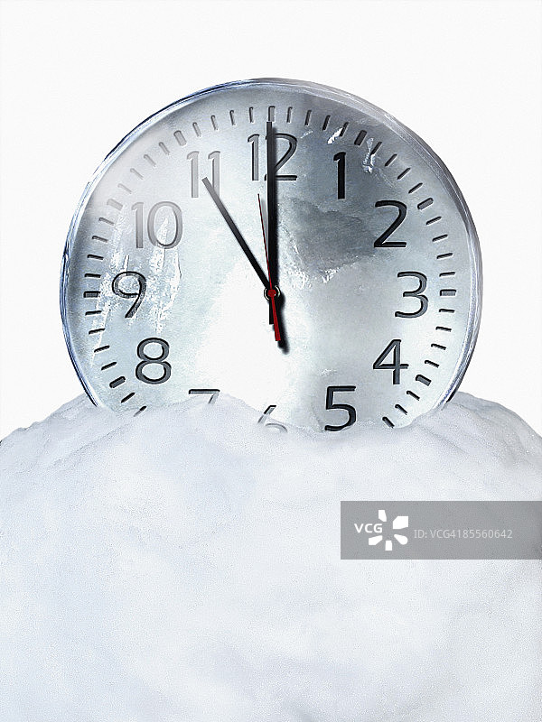 雪地冰雕时钟，指向十一点图片素材
