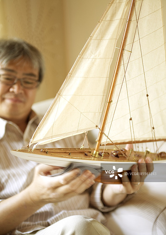 制作船模的中年男人图片素材