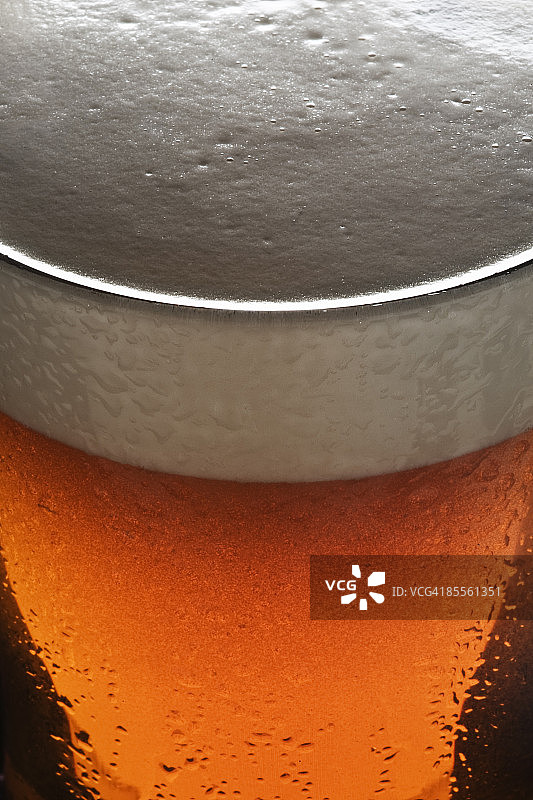 一杯带泡沫的啤酒图片素材