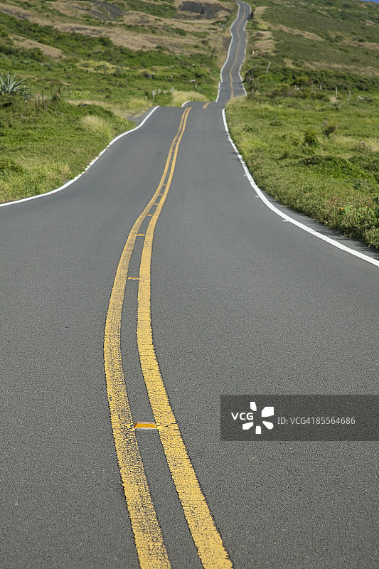 穿过牧场的道路图片素材