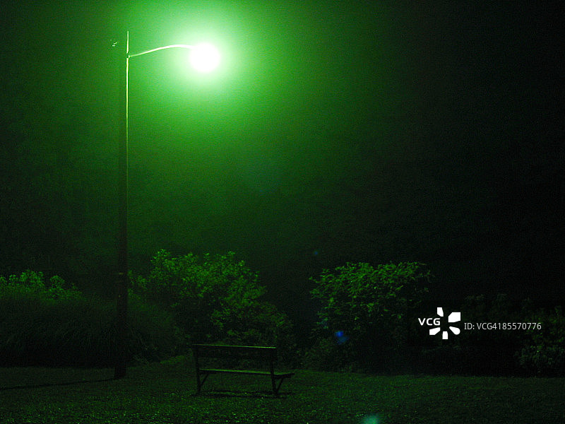 公园长椅上的绿色街灯图片素材