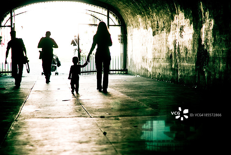 走向光明的人们图片素材