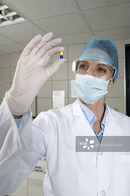 马耳他女性科学家拿着药物图片素材