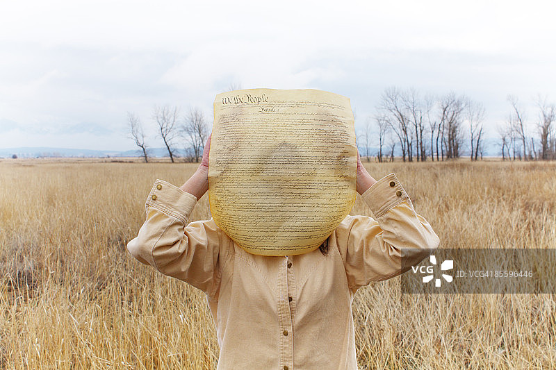 手持美国宪法的女人图片素材