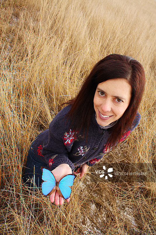 拿着蝴蝶的女人图片素材