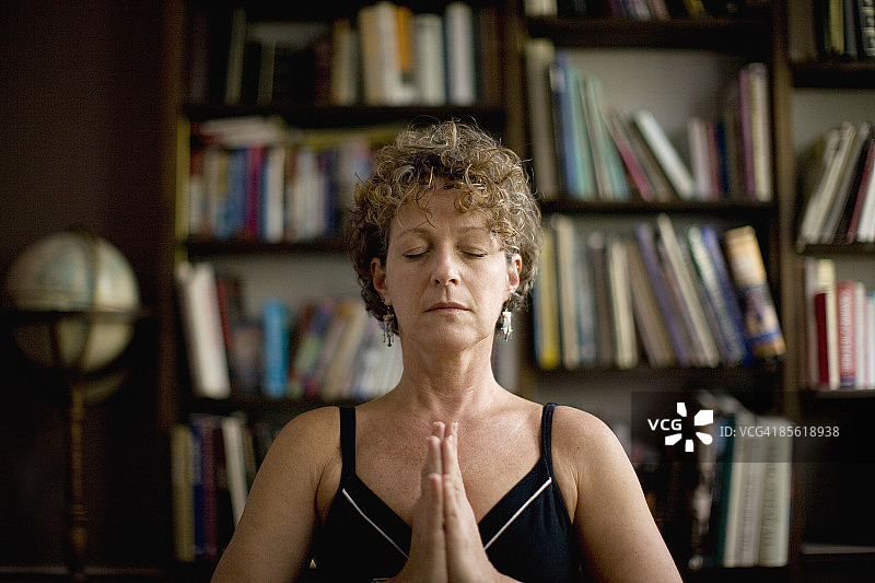 40多岁在家做瑜伽的女人图片素材