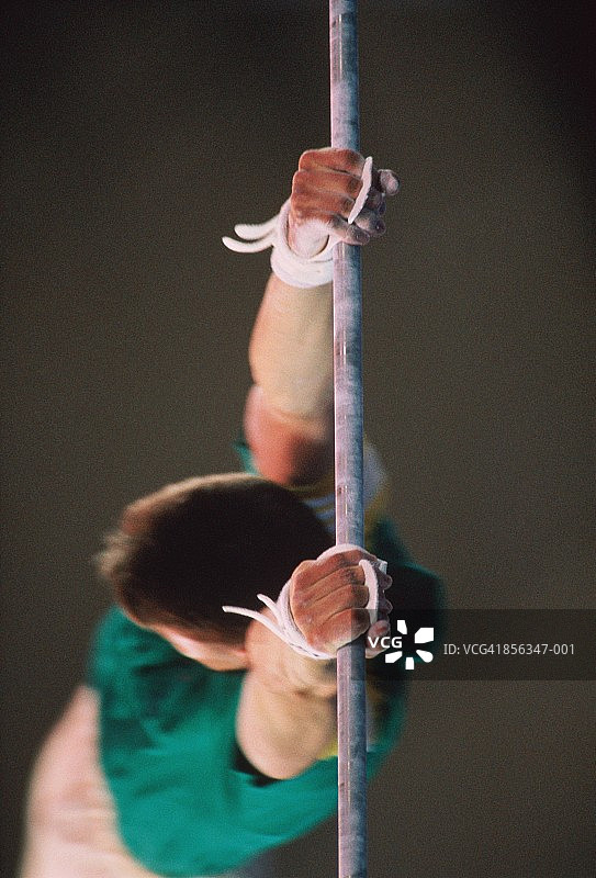 男士体操，专注于握杆的双手图片素材