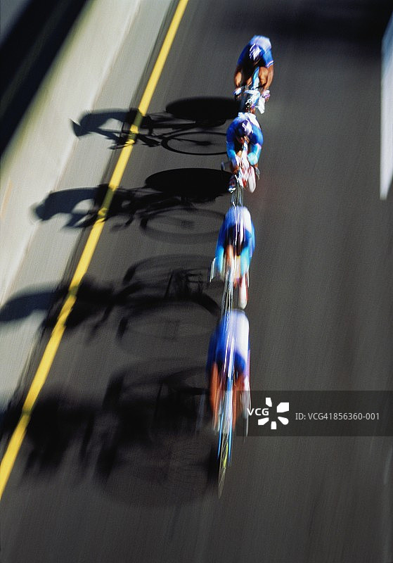 自行车赛中参加队际计时赛的四名自行车手图片素材