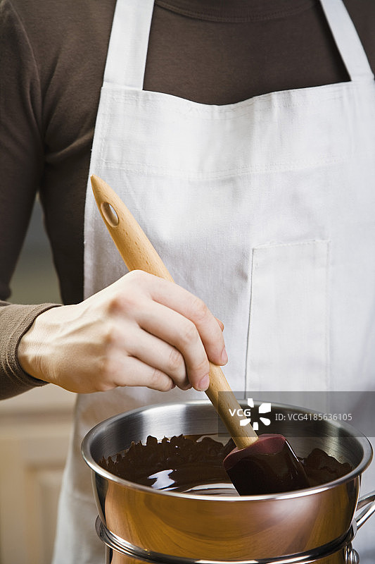 女人搅拌融化的巧克力图片素材