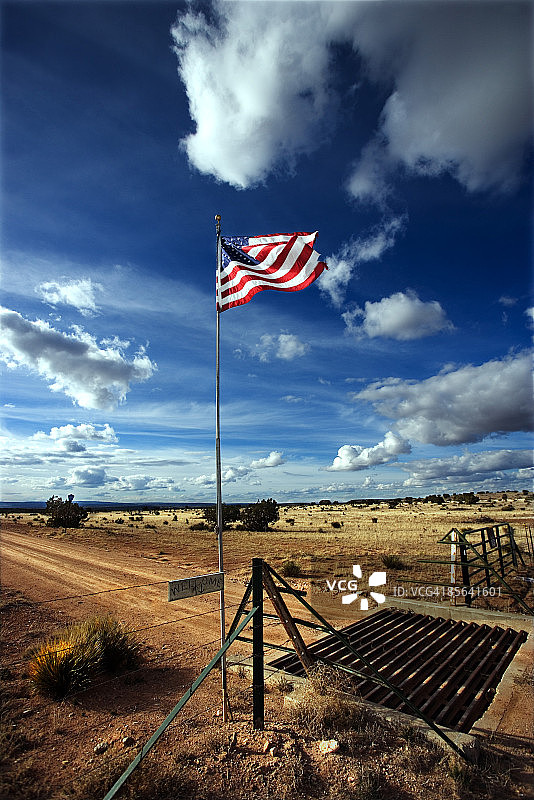 新墨西哥州沙漠中的美国国旗图片素材