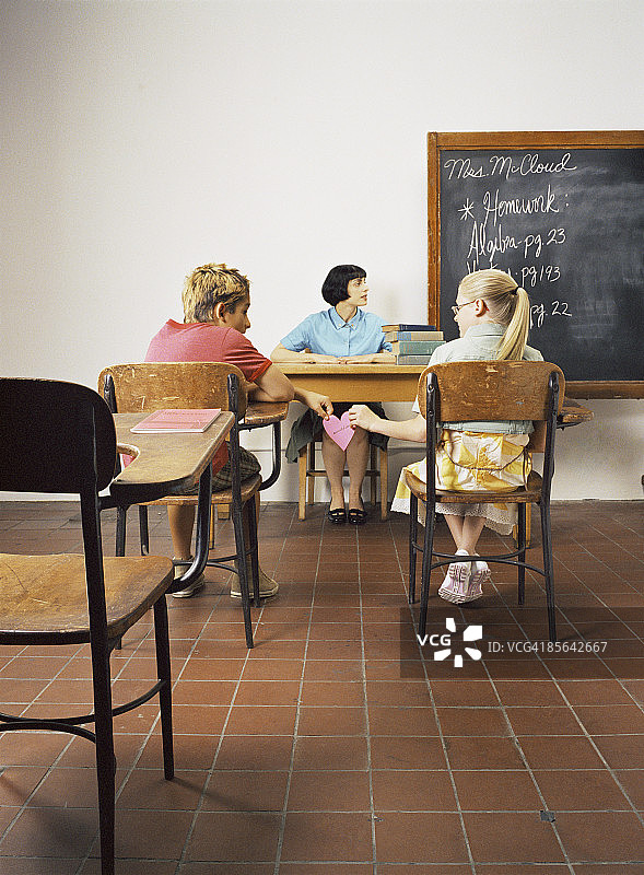 男孩和女孩在有老师的教室里图片素材