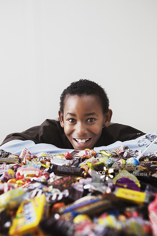 微笑的男孩和什锦糖果图片素材