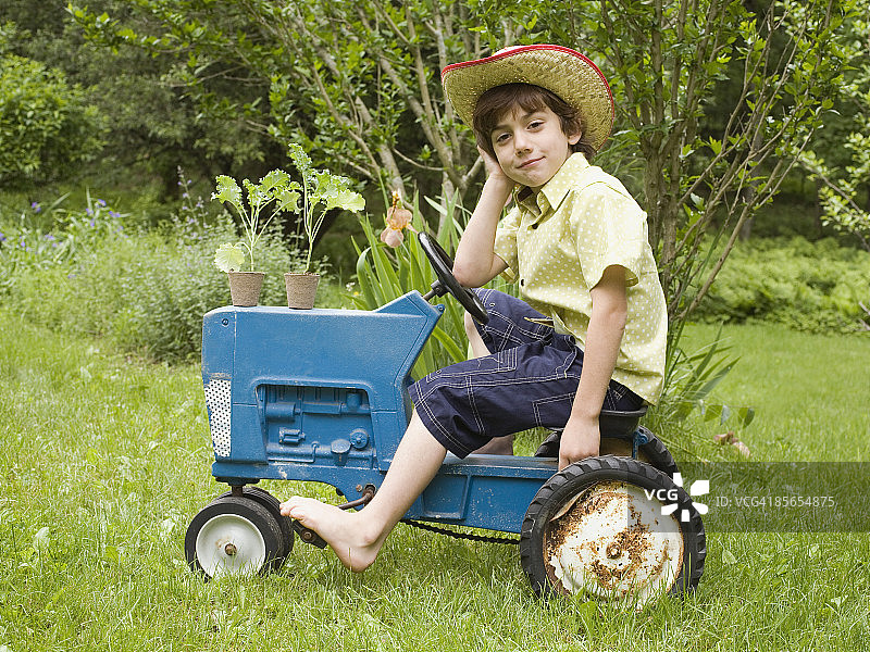 男孩骑拖拉机图片素材