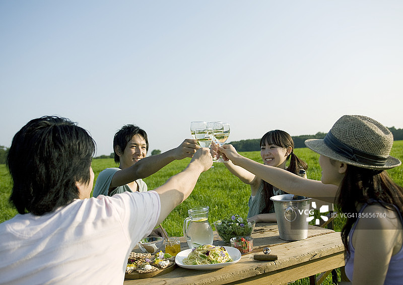 在田野里野餐的年轻人图片素材