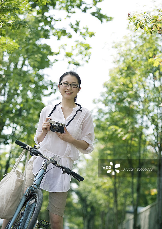 年轻女人骑自行车散步图片素材