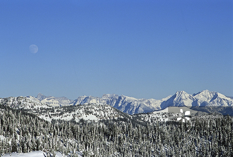 被雪覆盖的山脉和月亮图片素材