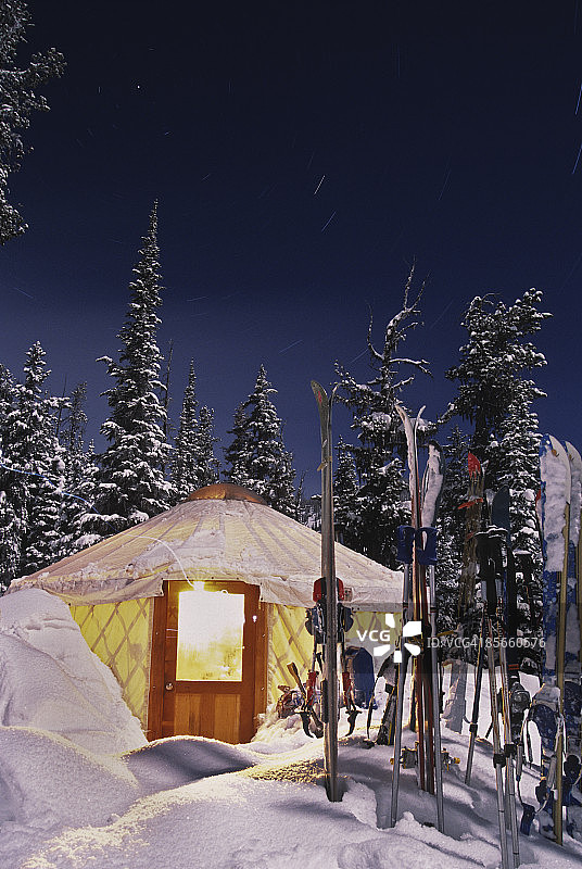 雪夜星空下的蒙古包图片素材