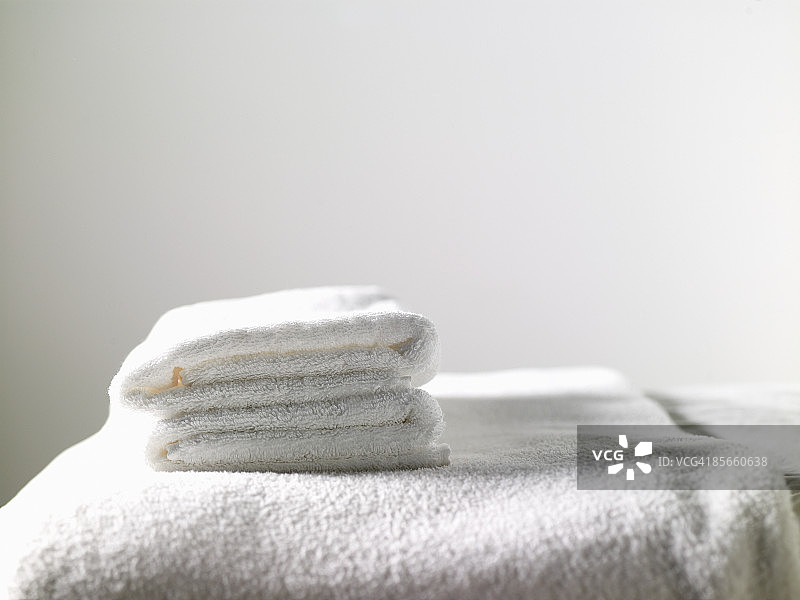 按摩台上干净的白色毛巾图片素材