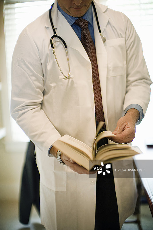 医生在办公室里看书图片素材