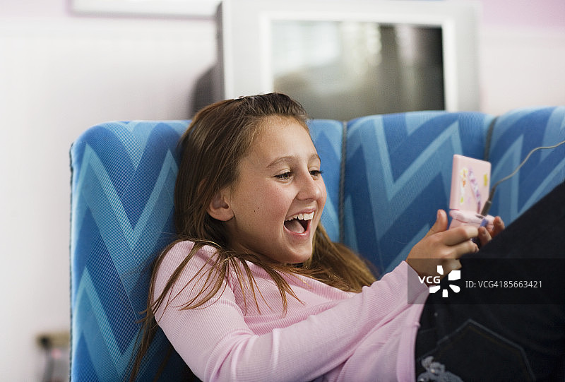 女孩玩电子游戏放松图片素材