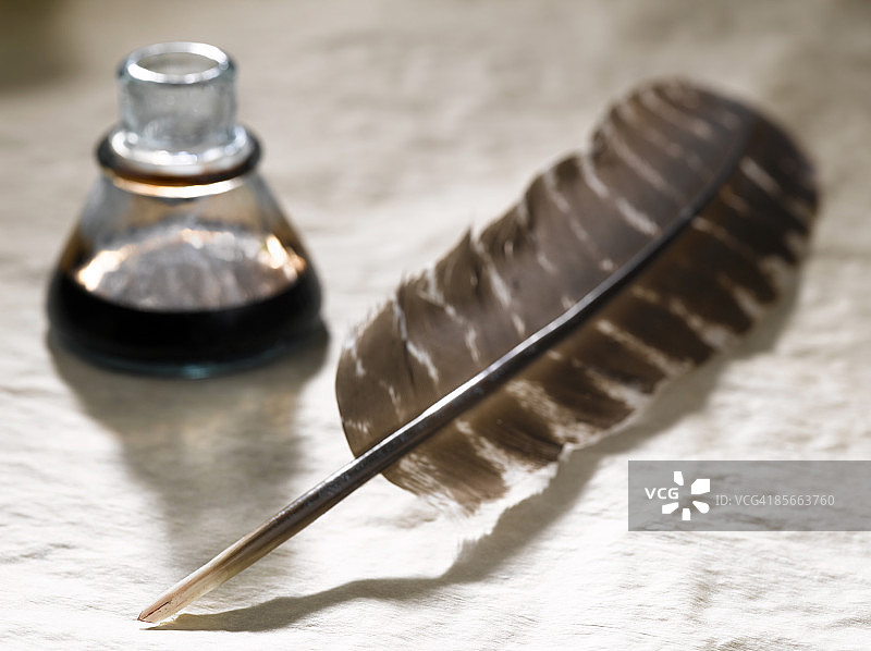 带墨水的古董羽毛笔图片素材