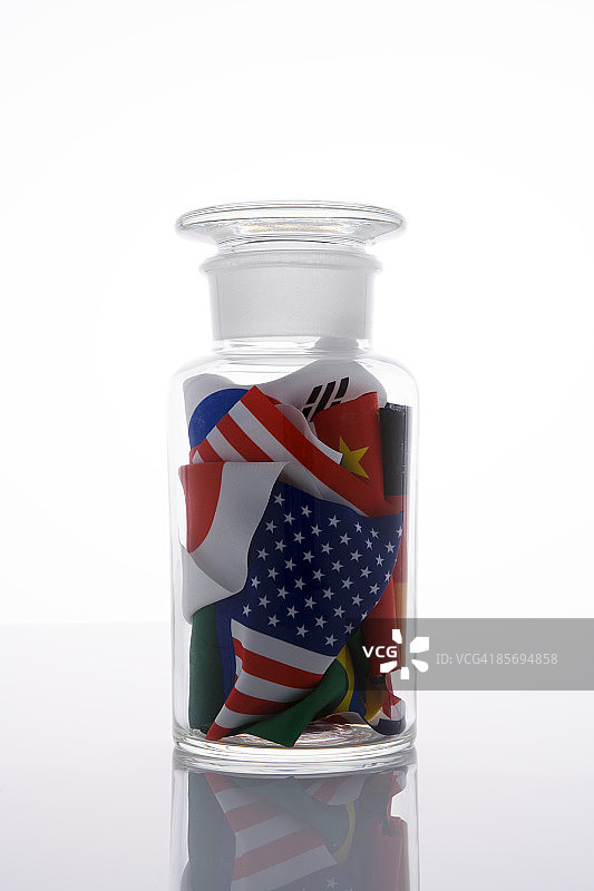 罐子里的各国国旗图片素材