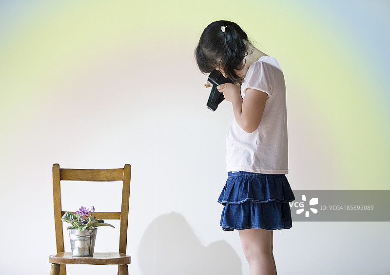女孩拍摄花朵图片素材