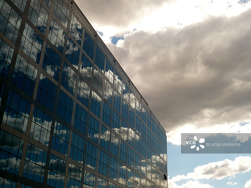 建筑物上的云彩倒影图片素材