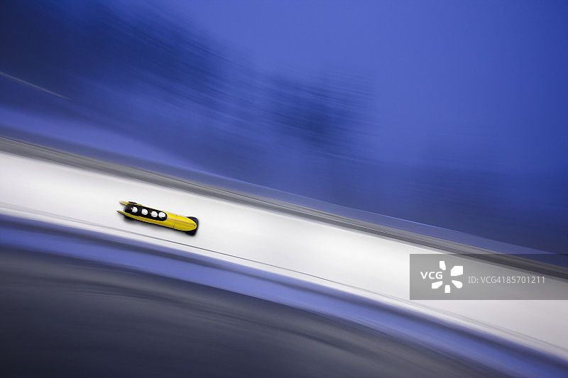 赛道上的四人雪橇图片素材