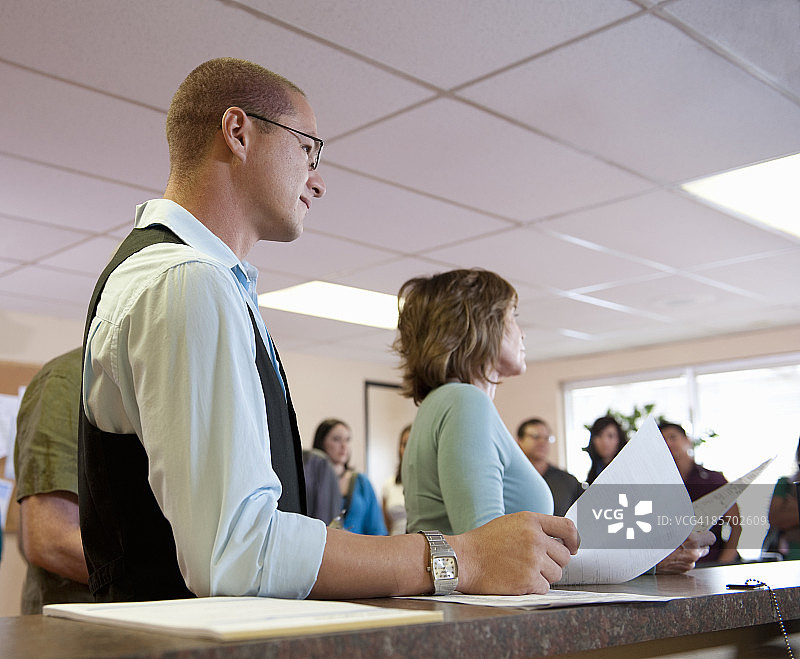 在柜台等候的申请人图片素材