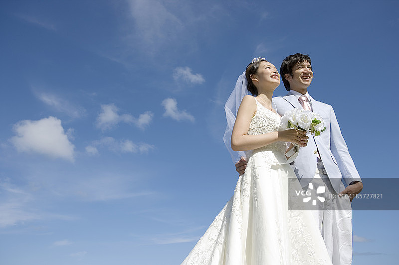 微笑并看向远方的新娘和新郎图片素材