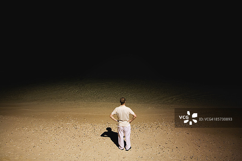 夜晚海滩上男人的背影图片素材