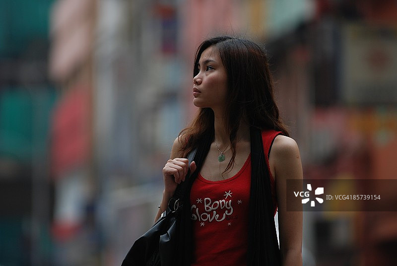 她在疑惑图片素材