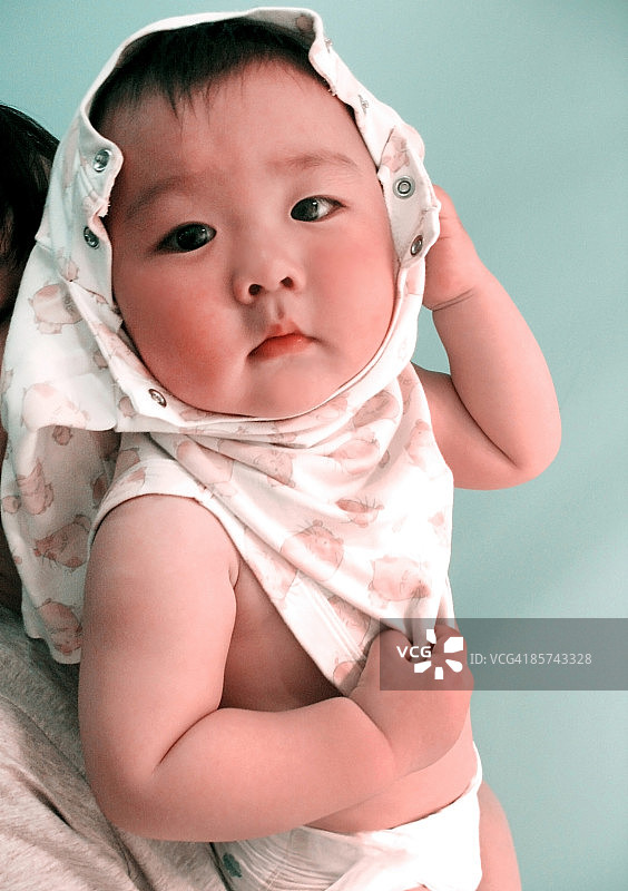 戴着头巾的男婴图片素材