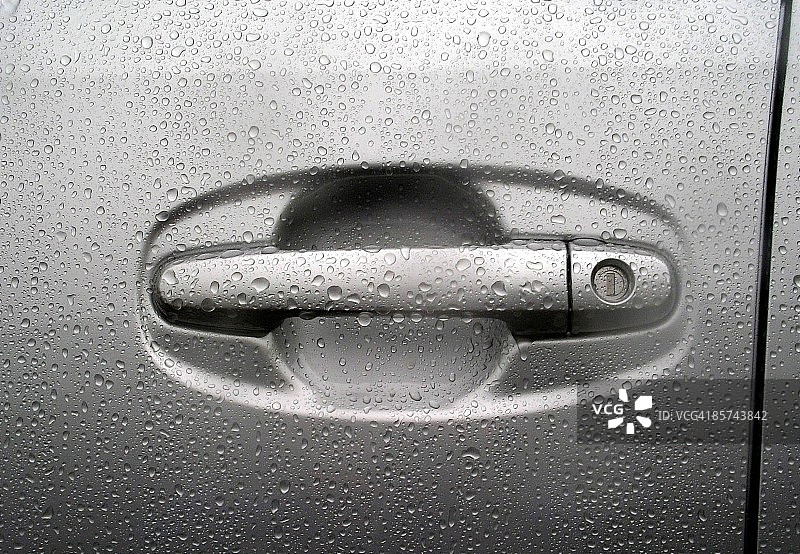 雨中的普锐斯图片素材