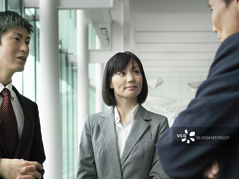 听取上级指示的男商人图片素材