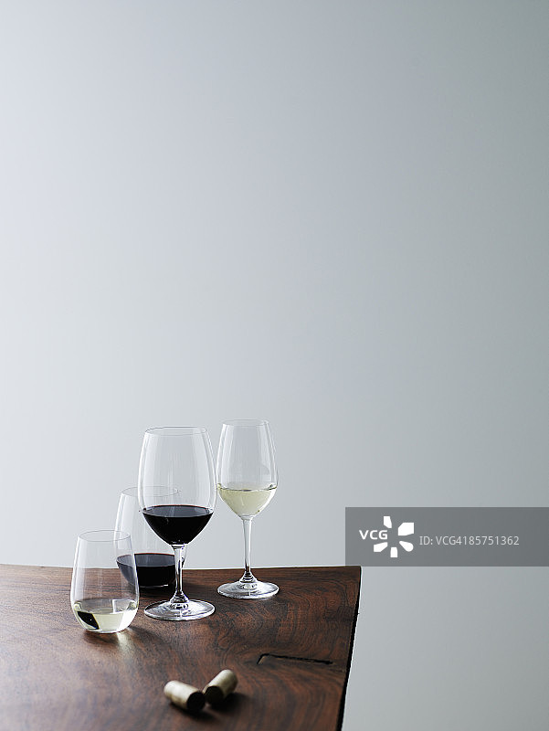 餐桌上的红葡萄酒和白葡萄酒图片素材