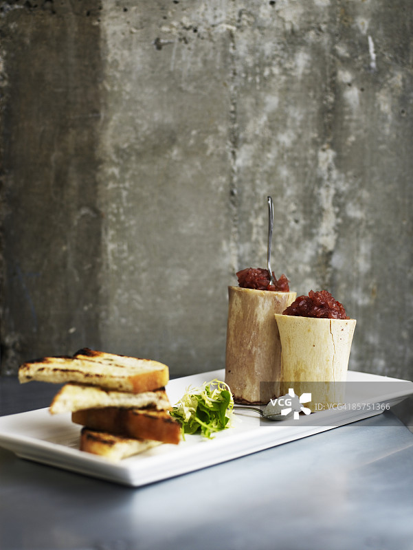 烤骨髓配红洋葱果酱图片素材