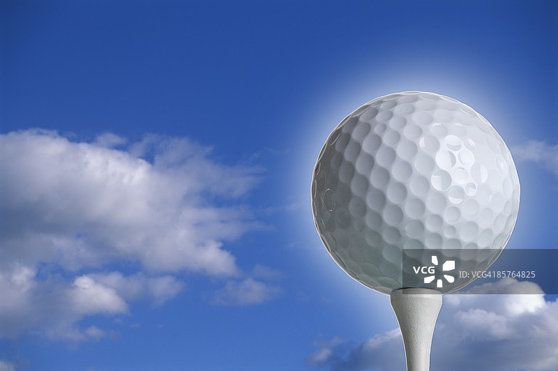 球座上的高尔夫球图片素材