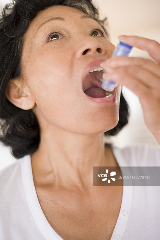 女人服用顺势疗法药物图片素材