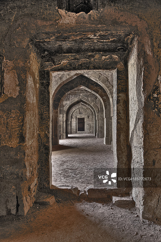 走廊中重复的建筑细节图片素材