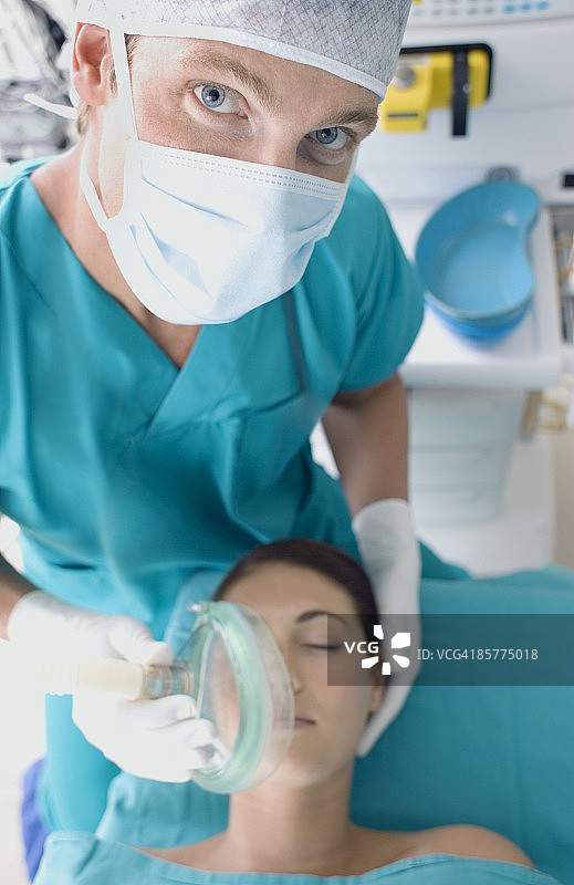 麻醉师给病人施用气体麻醉图片素材