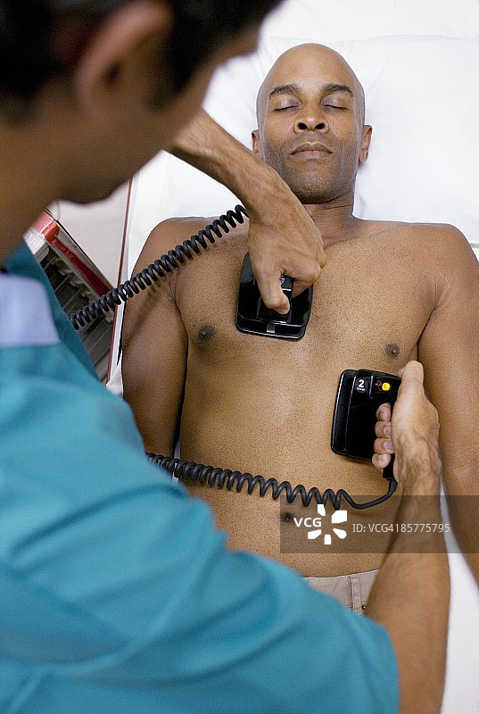 医生为病人除颤图片素材