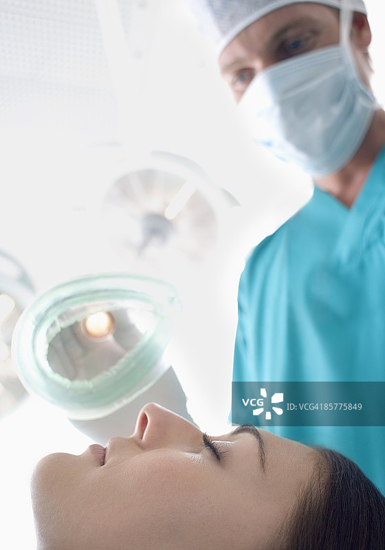 麻醉师给病人施用气体麻醉图片素材