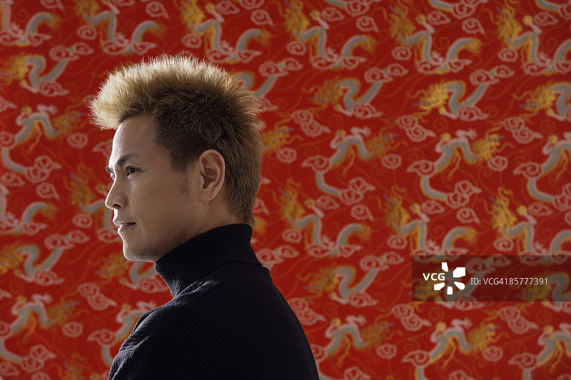 笑容满面的男子侧写，中国丝绸背景图片素材