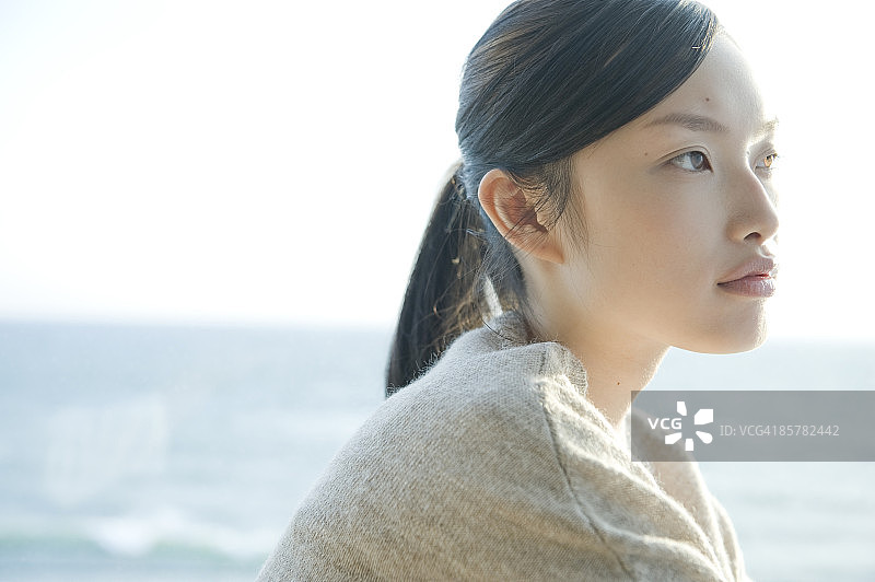 年轻女人看风景肖像图片素材